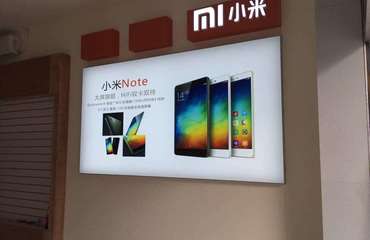 灯火阑珊处的无声向导 广告字牌与标示牌的艺术与力量